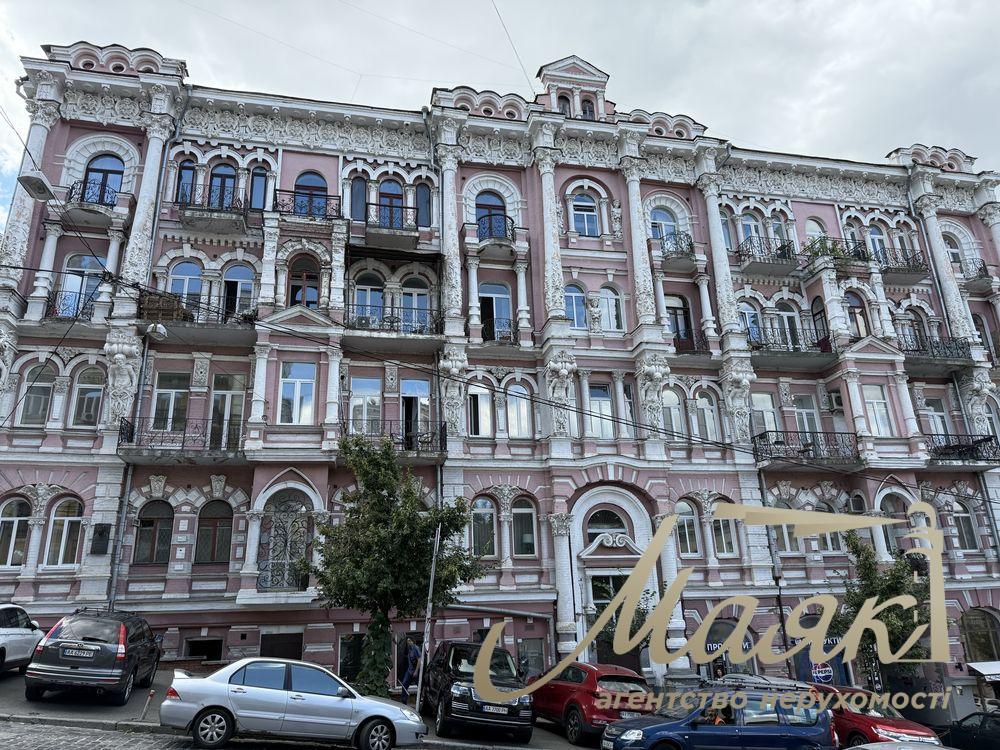 For sale premium apartment 75m2 in the very center of Kiev - Lutheranskaya Street, 7/10 (next to the Arch and Khreshchatyk).