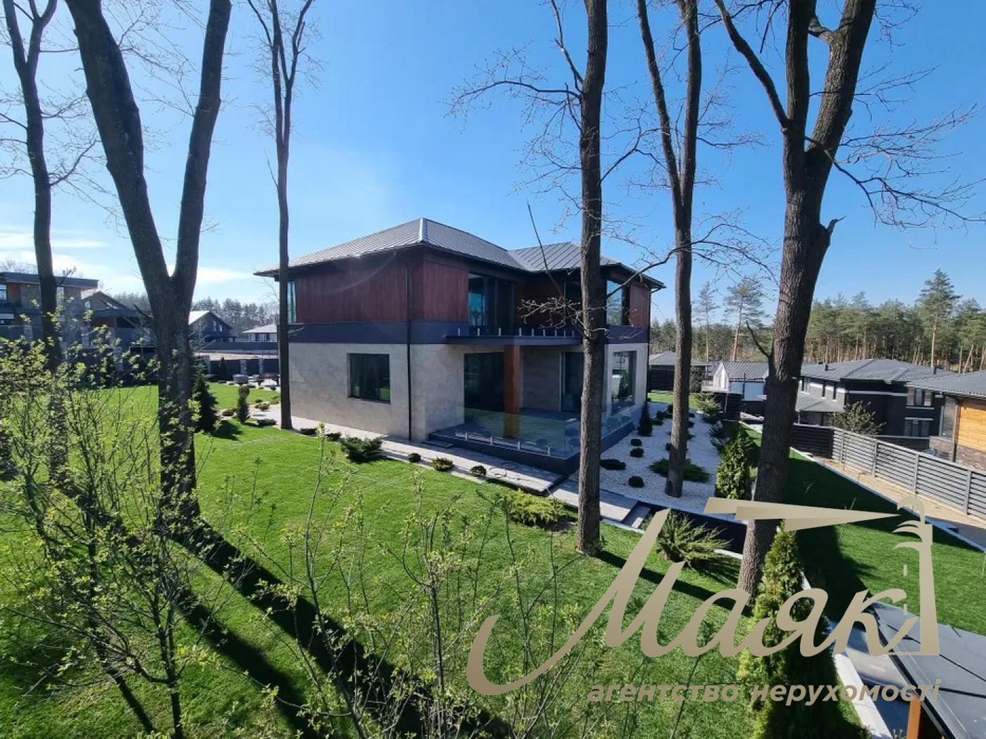 We offer for sale a modern and well-built house in the village. Khodosovka, just 10 minutes drive from Kiev