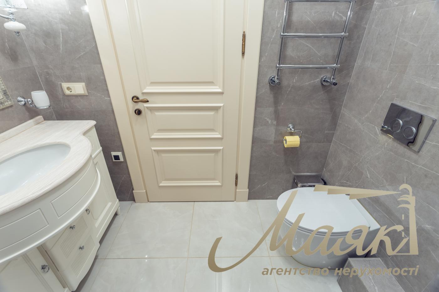 Sale 4k apartment with parking place in LCD Zverinetskyi, Pechersk, Kiev