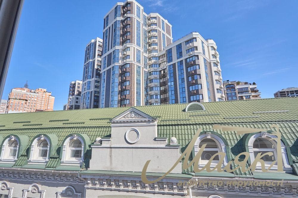 Продаж окремої будівлі площею 3 941 м⁴. Земельна ділянка площею 0,25 га. Центр Києва