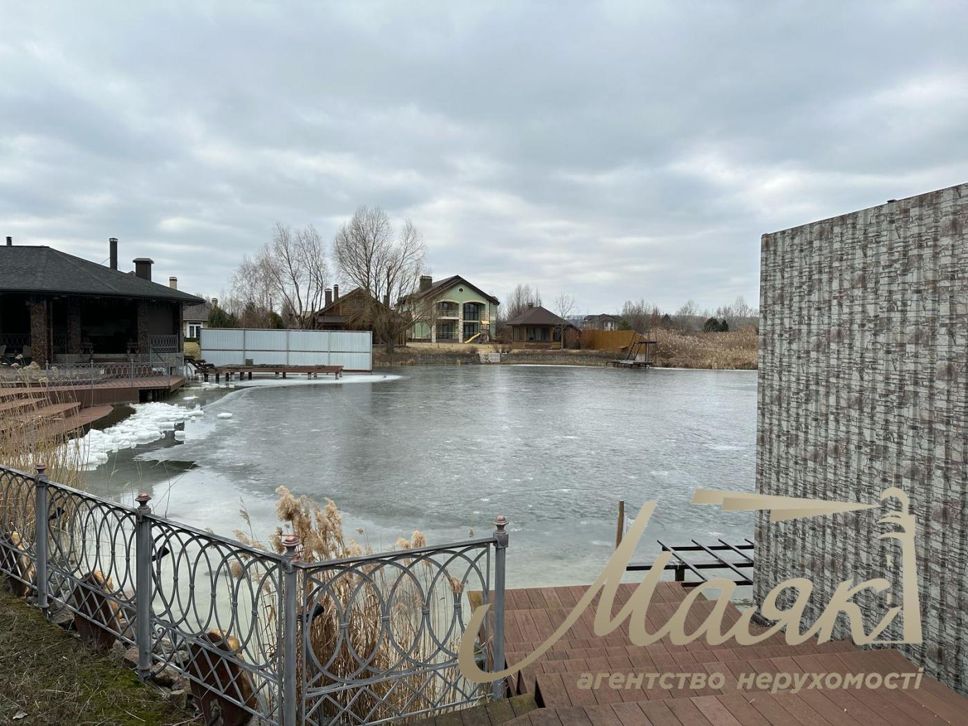 For sale one-storey cottage with access to the lake in the cottage town in the village of New Bezradichi, Obukhiv district.