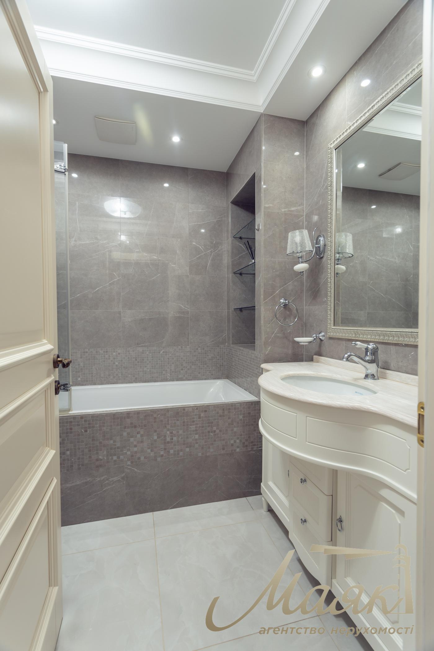 Sale 4k apartment with parking place in LCD Zverinetskyi, Pechersk, Kiev