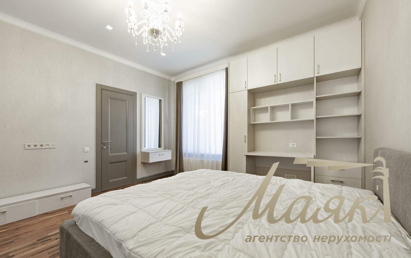 Sale of a modern house 265m2 with a swimming pool in Lesniki - 5 minutes from Kyiv, Vatutina lane.