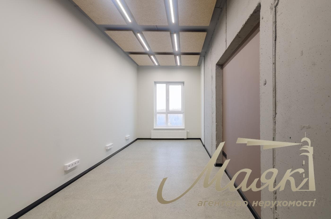 Office for rent 172m2 in Vladimirsky Residential Complex at 109 Antonovicha Street.
