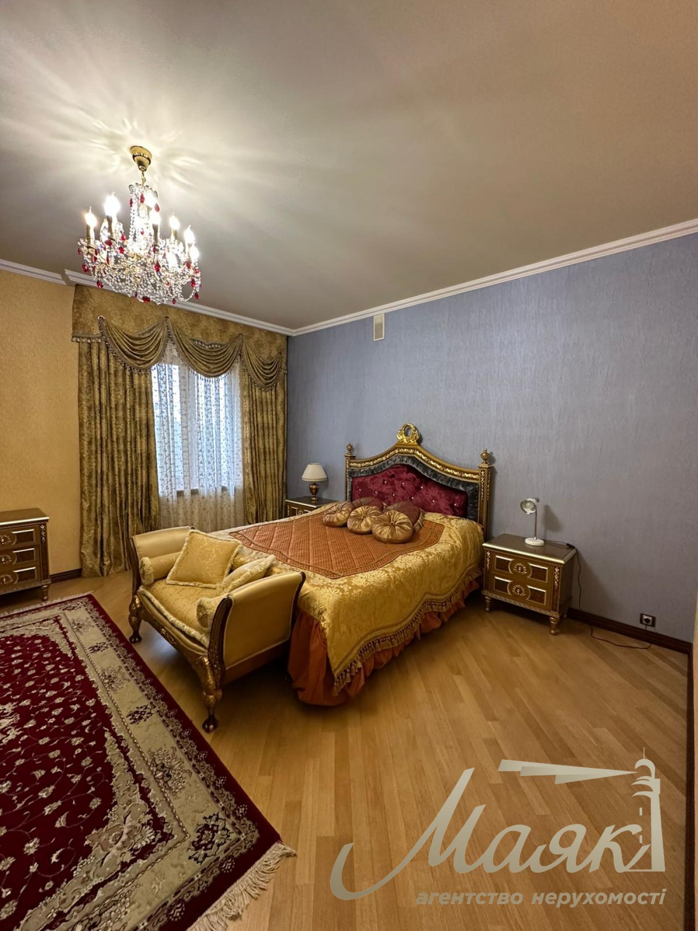 We offer for sale a luxurious house in Petropavlovska Borschagovka, Kiev, just 3 minutes from the city.