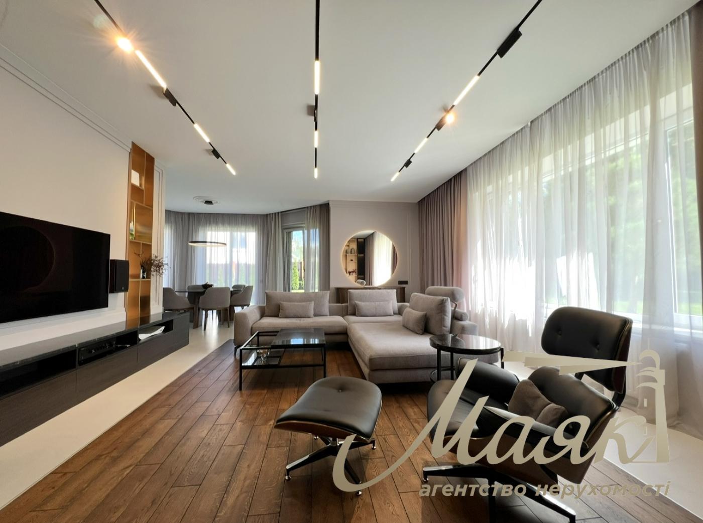 House for sale with designer renovation 356m2 in Ivankovichi