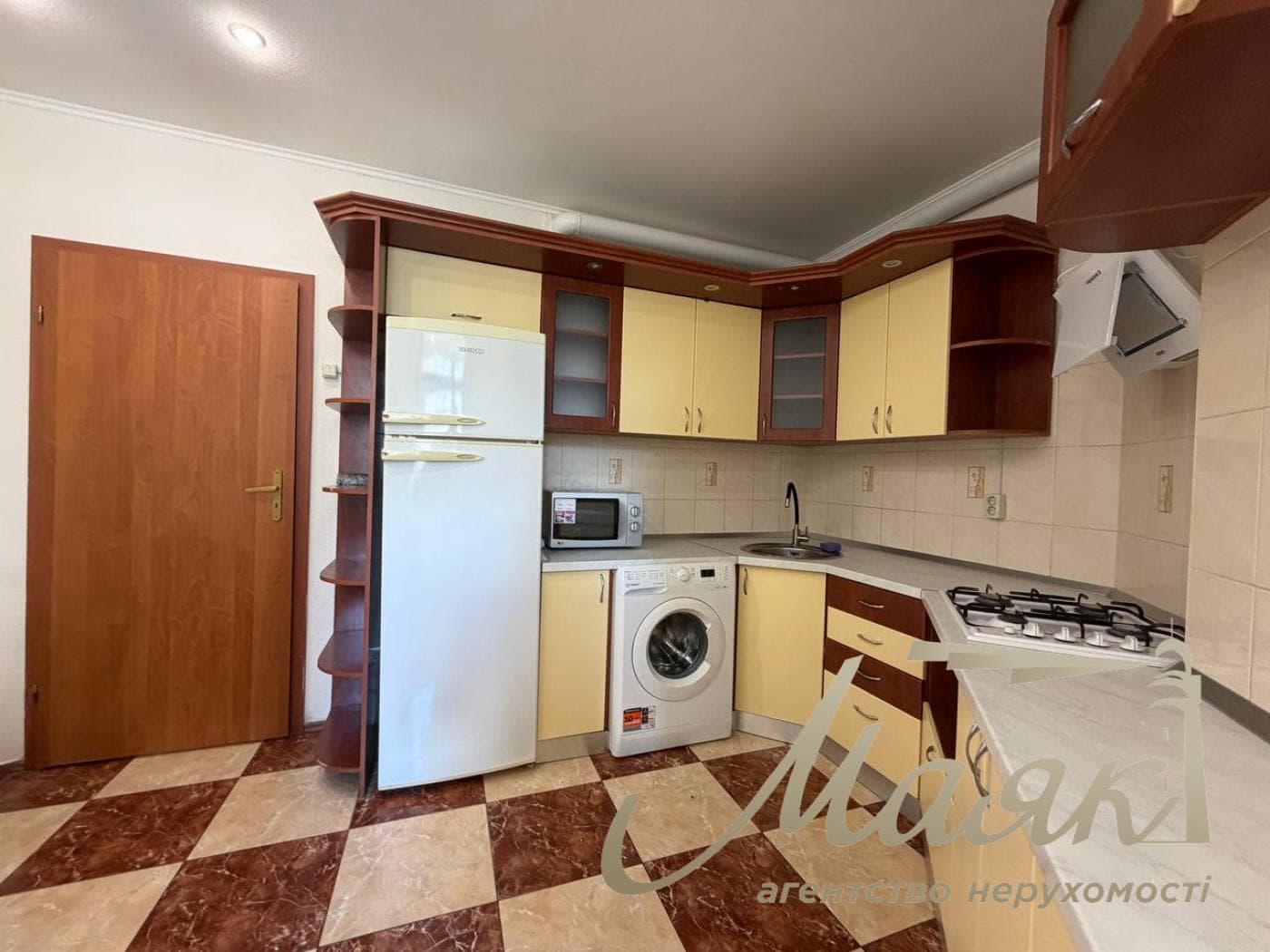 2-room apartment for rent at 4 Raisa Okipnaya Street, Levoberezhnaya.