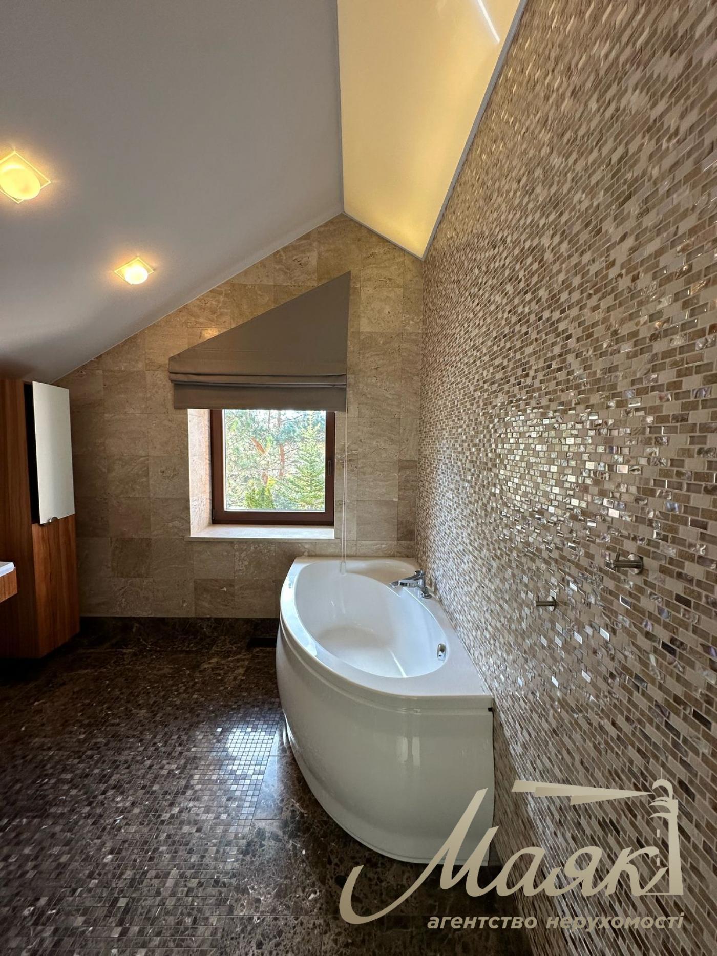 Пропонується до продажу будинок у лісовій зоні в селі Гореничі - в екологічно чистому місці серед сосен, поруч з озерами.