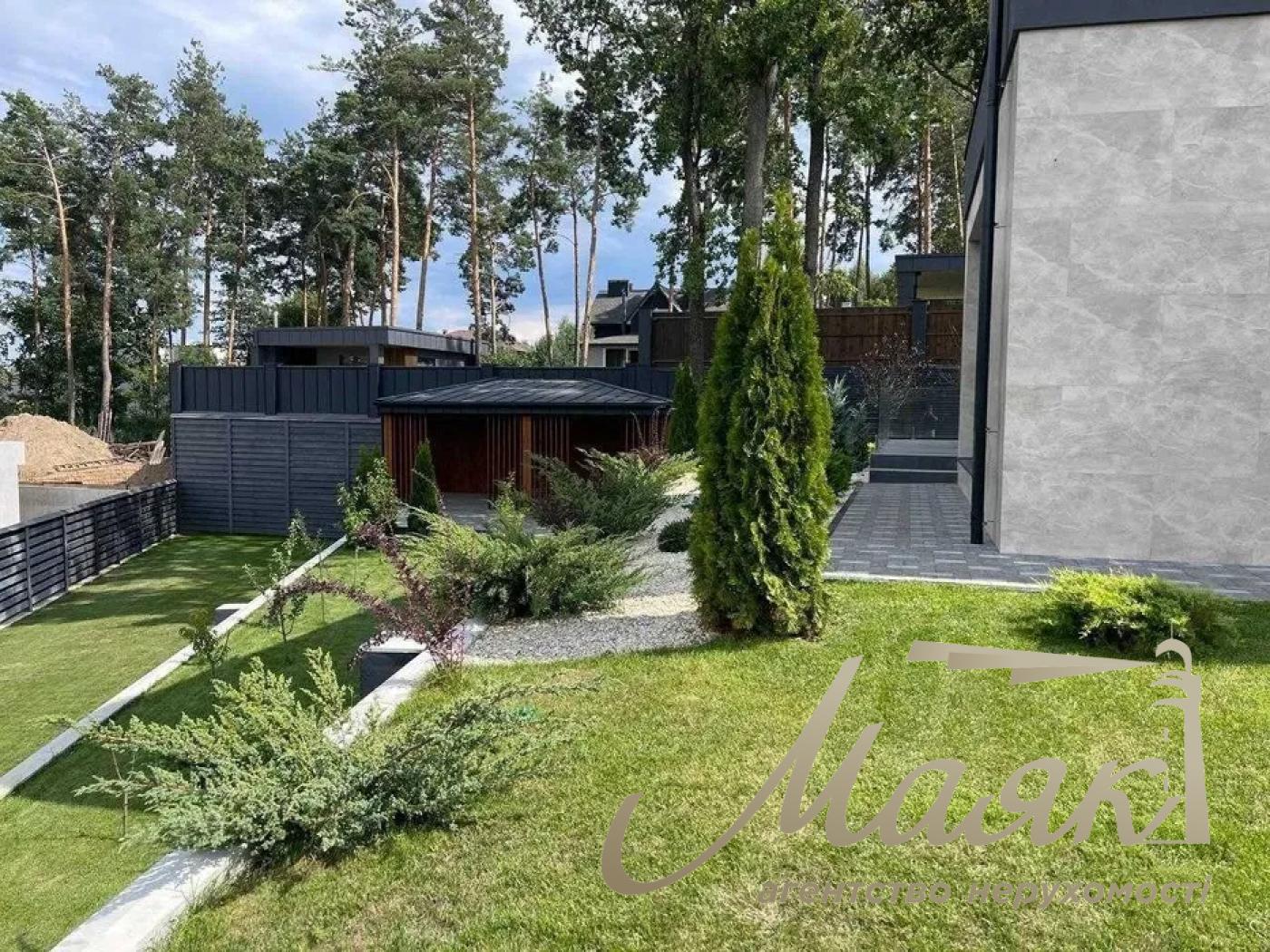 We offer for sale a modern and well-built house in the village. Khodosovka, just 10 minutes drive from Kiev