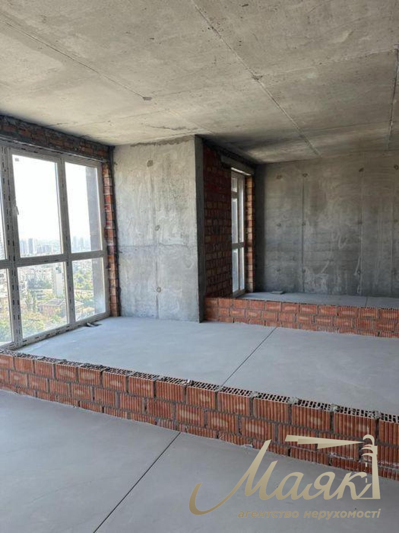 Продаж трирівневої квартири без ремонту в ЖК Greenville на Печерську.