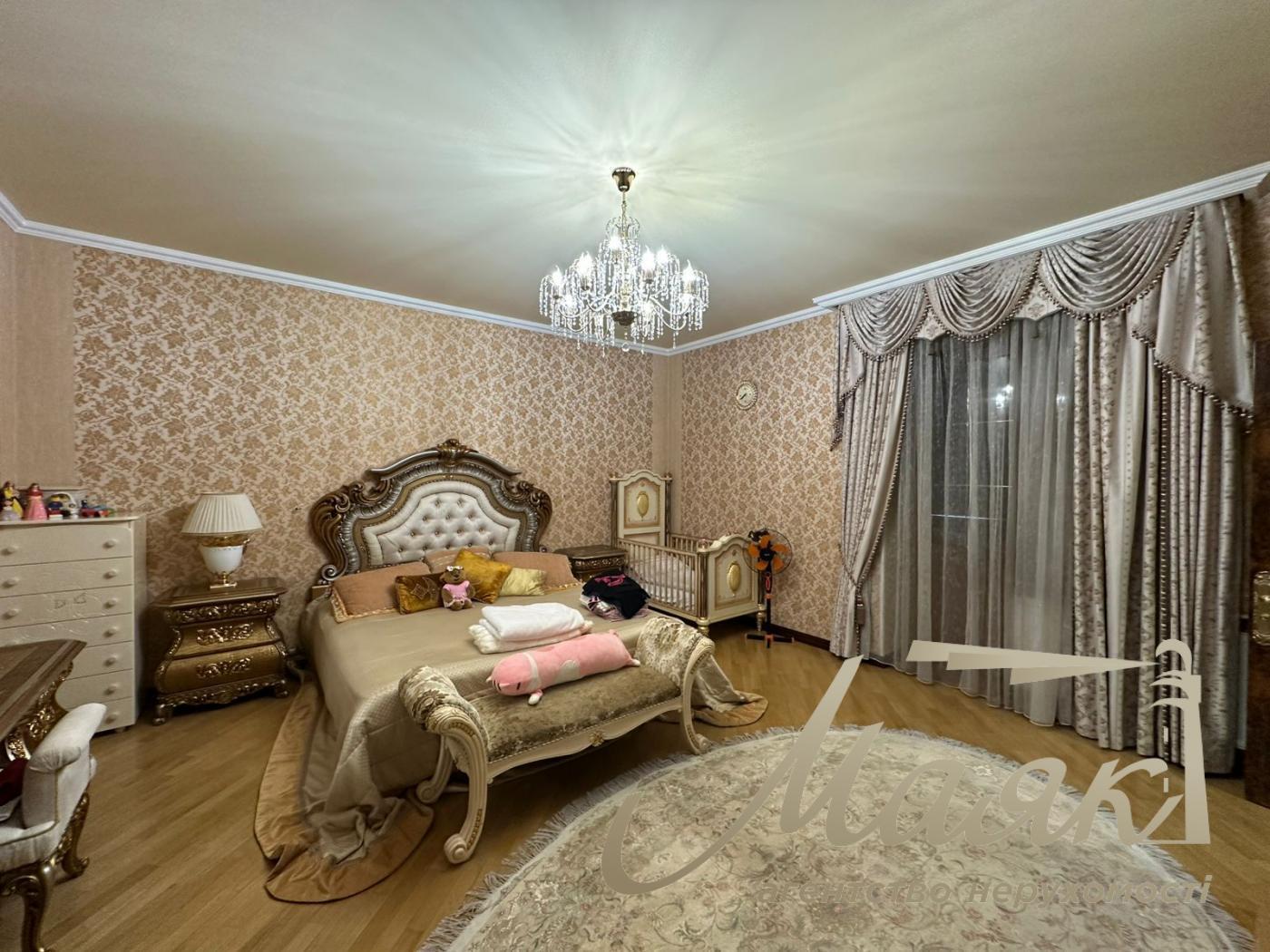 We offer for sale a luxurious house in Petropavlovska Borschagovka, Kiev, just 3 minutes from the city.