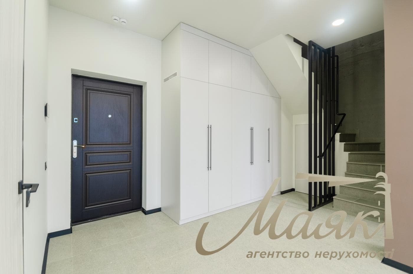 Office for rent 172m2 in Vladimirsky Residential Complex at 109 Antonovicha Street.