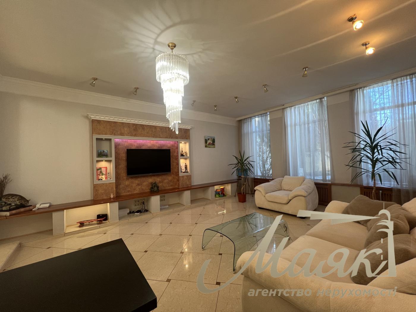 Rent of a 3-storey house 460m2, Goloseevsky district, Myshelovka.