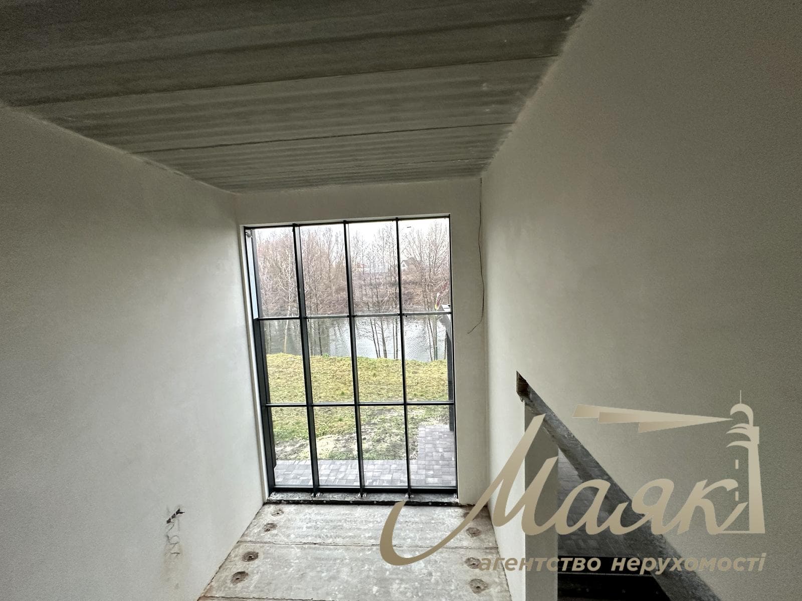 Продаж будинку 279м2 з виходом до озера в Котеджному містечку с. Крушинка, Києво-Святошинський район, Київська область.
