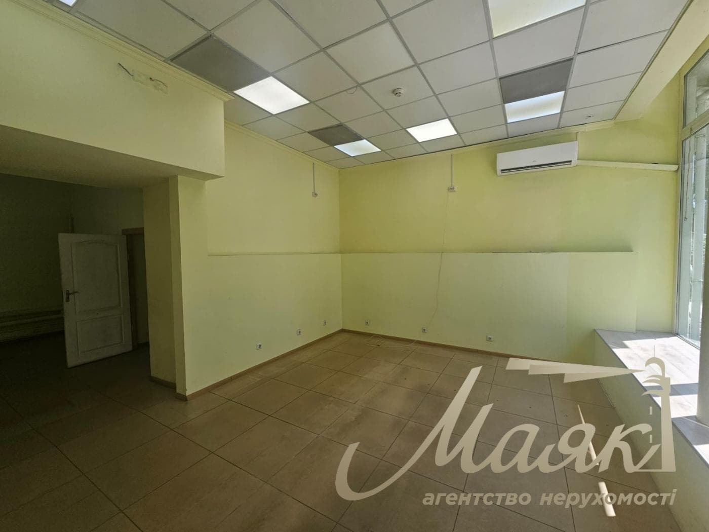 Оренда фасадного комерційного приміщення (106 м² + 70 м² цоколь), Русанівська набережна, 8