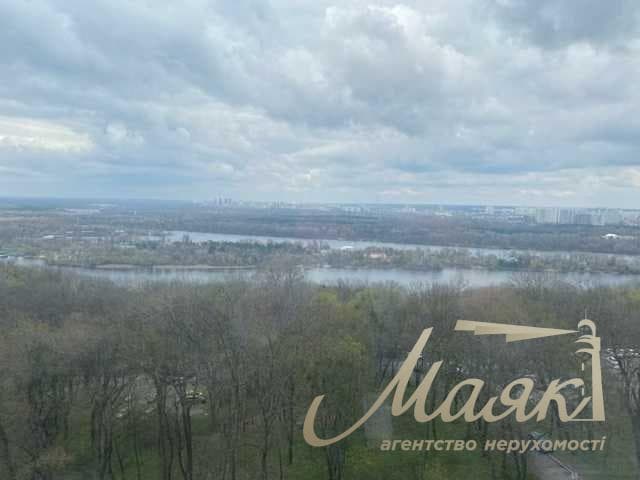 Оренда офісу площею 250 м² / Бізнес-центр «Самміт»