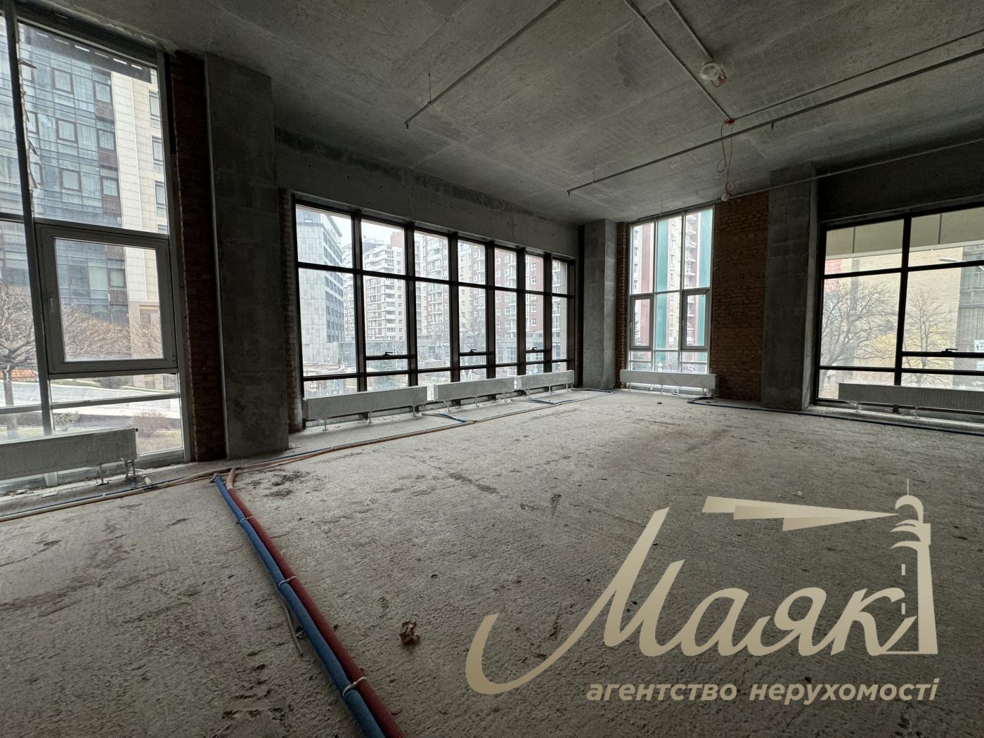 Продаж фасадного приміщення в ЖК Бульвар Фонтанів, вул Саперне Поле 3