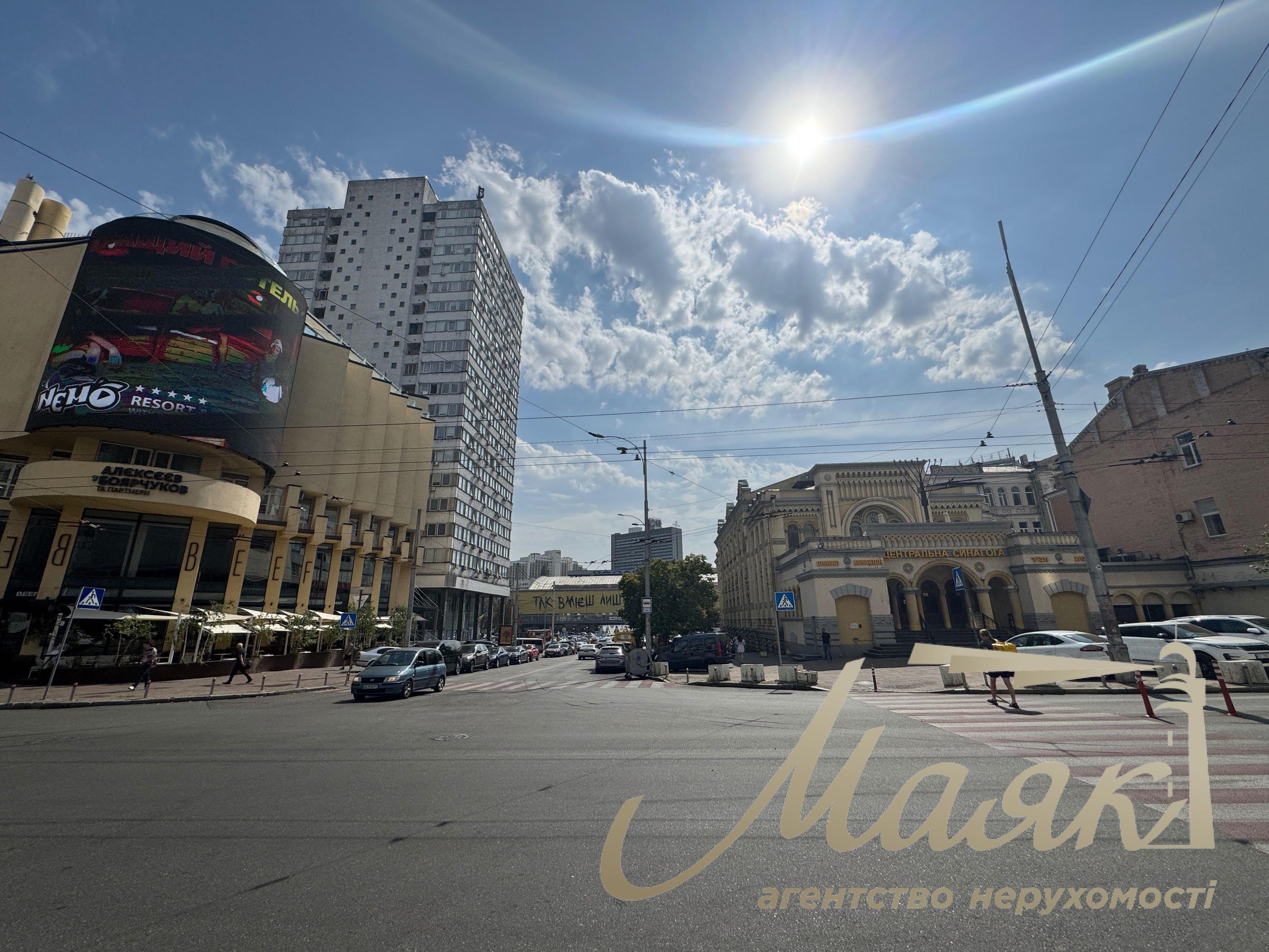 Sale of facade 100m2 Shota Rustaveli center