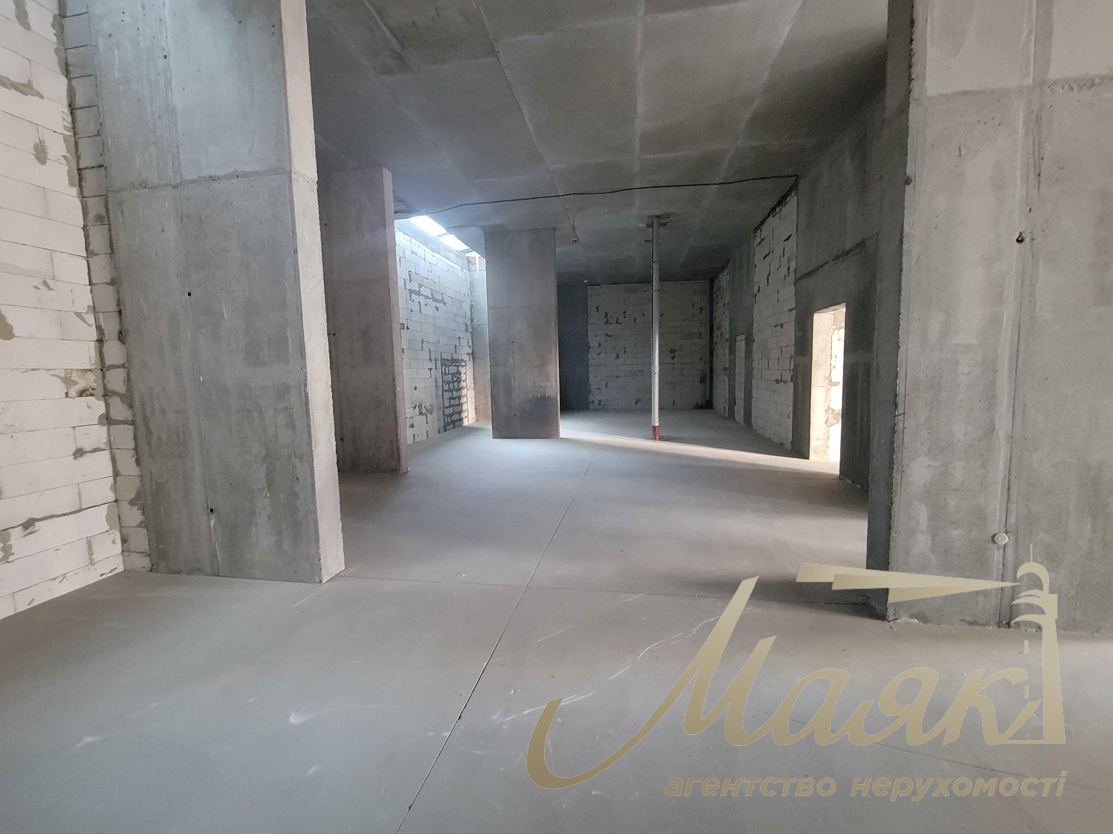 Продаж фасадного приміщення ЖК Лебединий Ревуцького 40В.