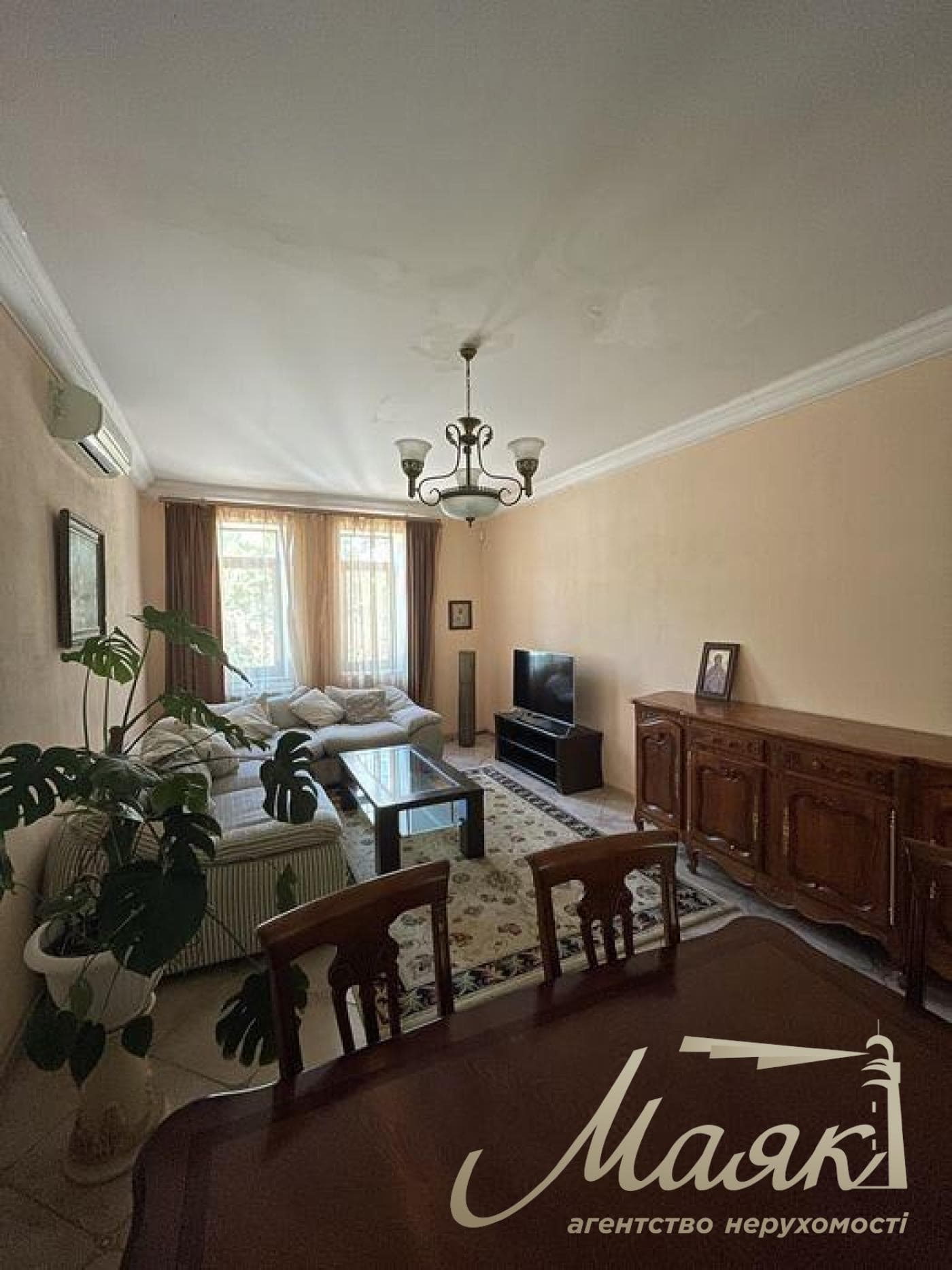 Оренда 3-поверхового будинку (250 м²) у Лесниках