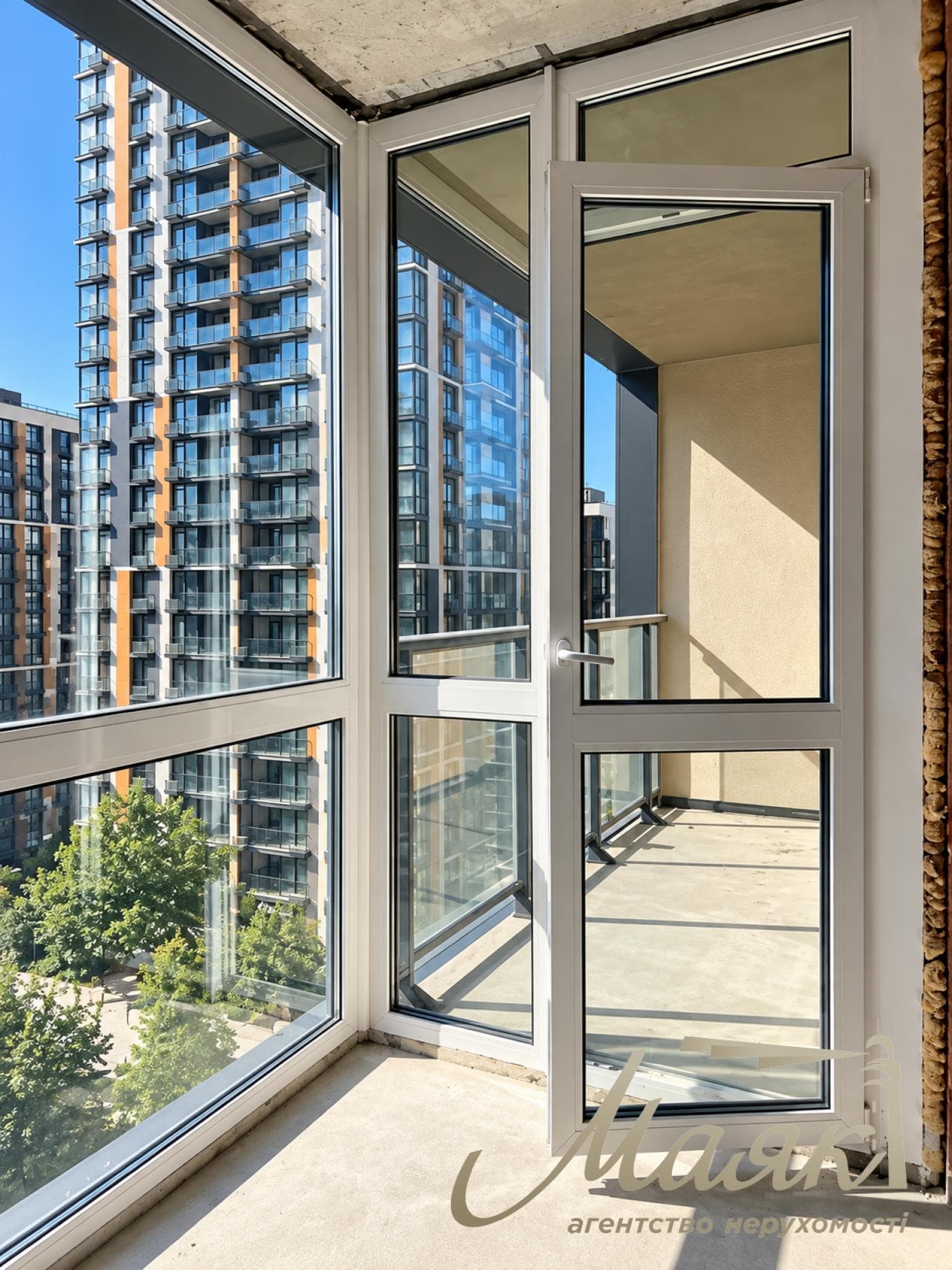 Продаж 1-кімнатної квартири площею 54 м² у ЖК «Французький квартал 2», вул. Предславинська, Печерськ, Київ. Вид на фонтан і Тріумфальну арку.