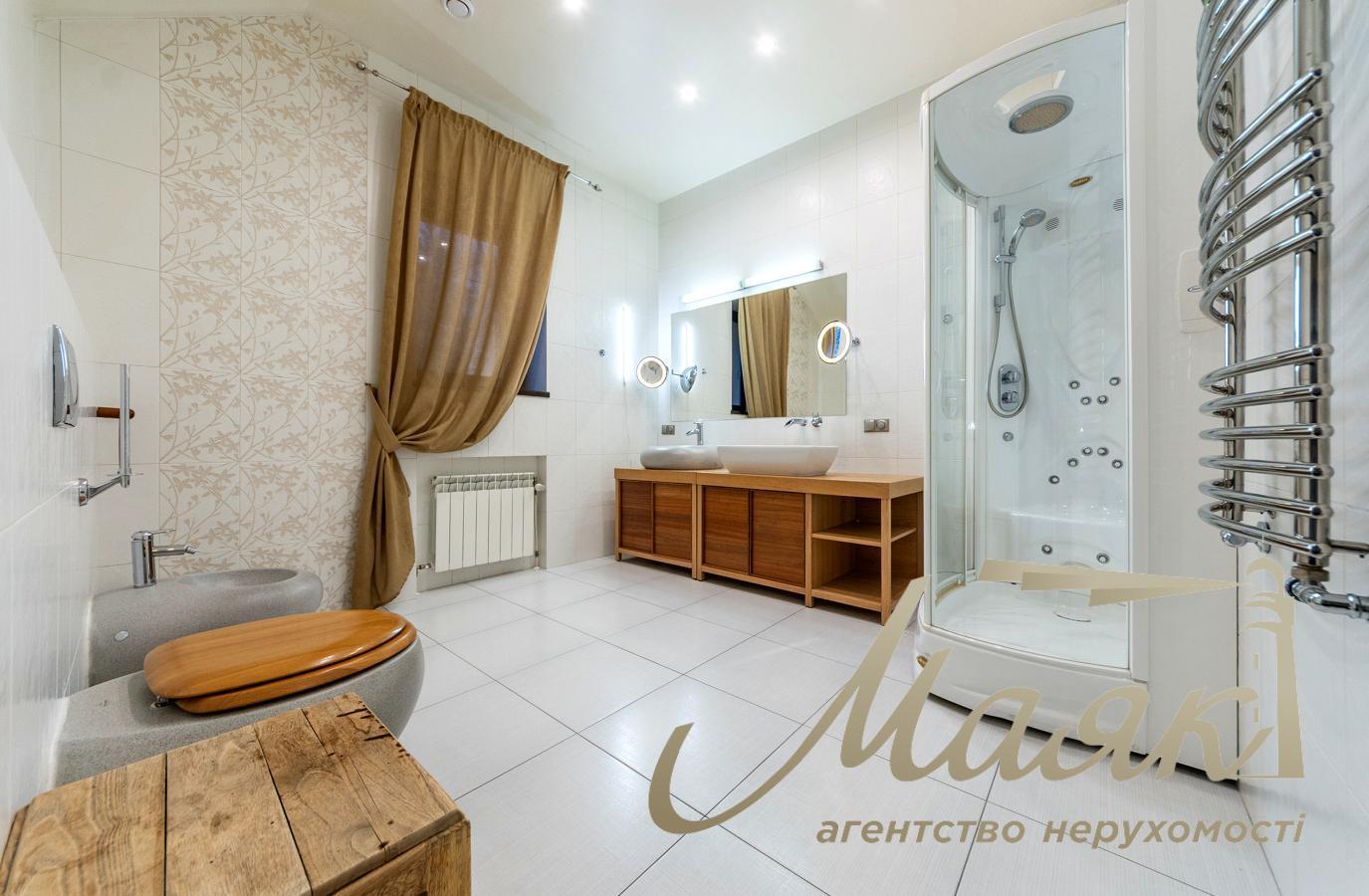 For sale house 400m2 in the village. Romankov, suburbs of Kiev, 18 acres, 8 km to Kiev, in Obukhiv district.