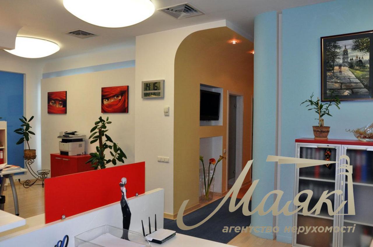 For sale is a respectable office of 178 sq.m. near Mariinsky Park on Grushevskogo Street 9A!