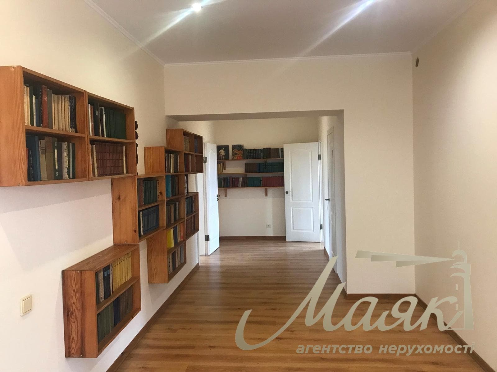 For sale luxury house on the bank of the Dnieper in the elite cooperative "Chernobylets", Obolonsky district, Kiev.
