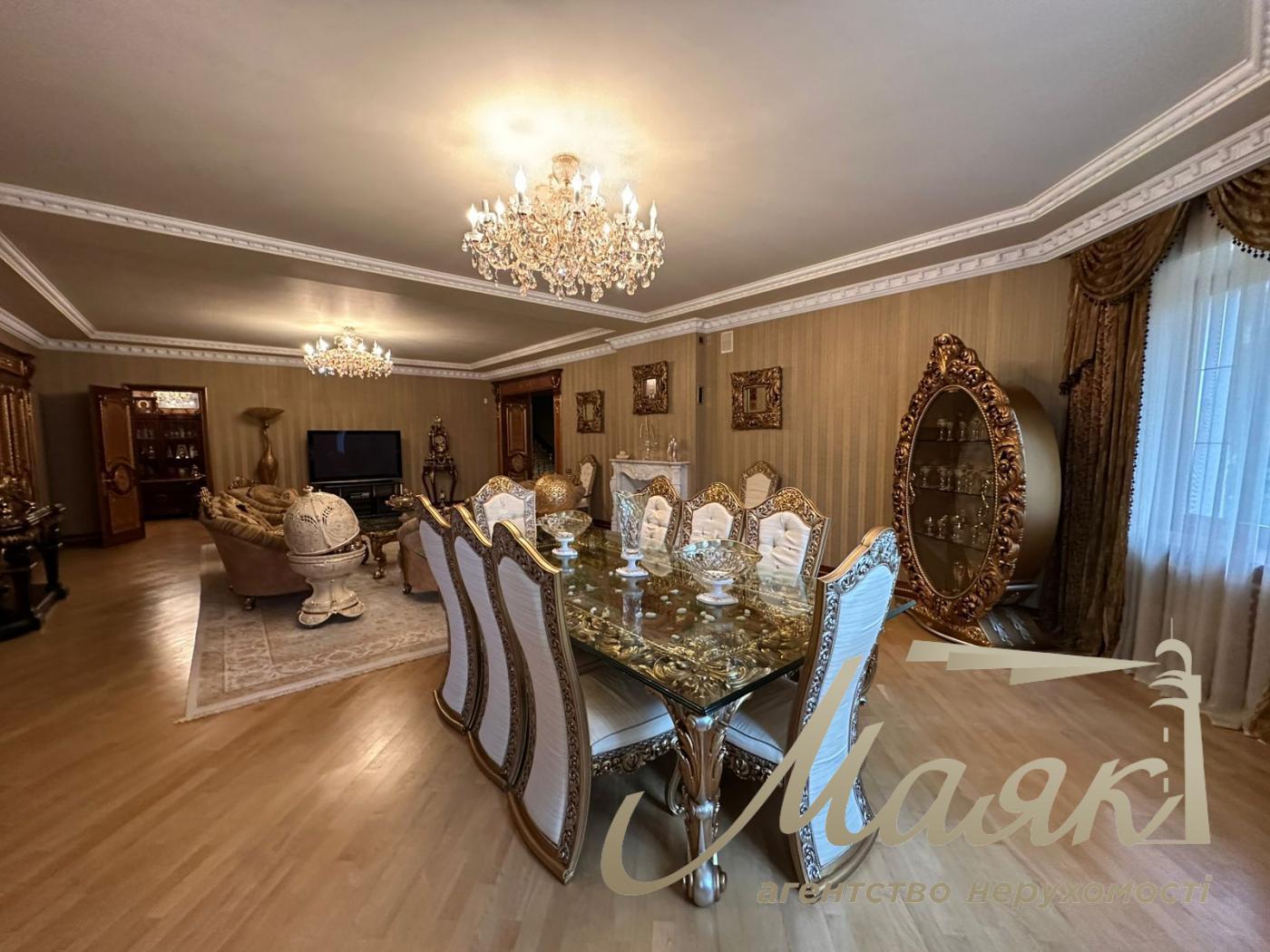We offer for sale a luxurious house in Petropavlovska Borschagovka, Kiev, just 3 minutes from the city.