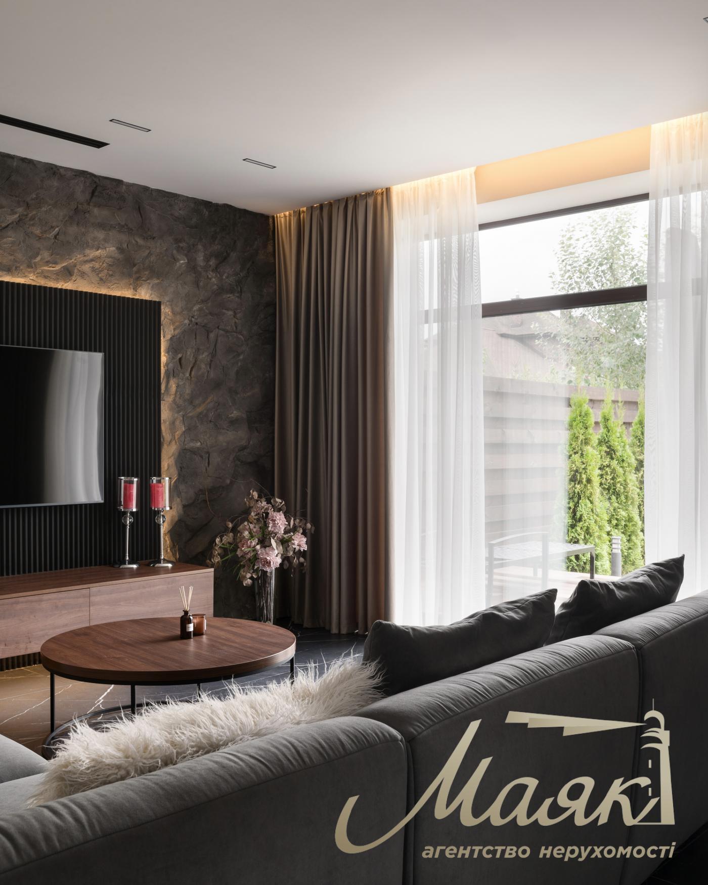 Sale of 2-storey townhouse 296m2, (3.5 hundredths) Kozin