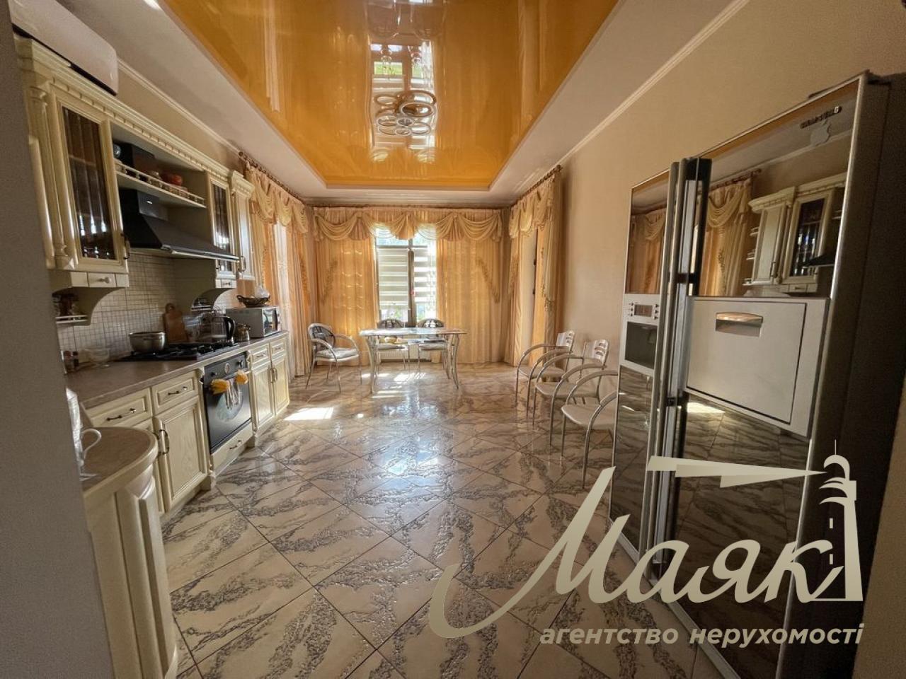 Продаж будинку 360 м2 у Жулянах з ділянкою 15 соток вул.,.Нова