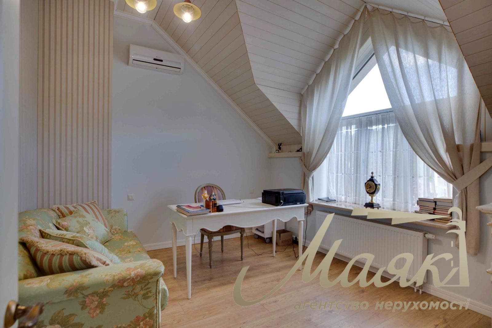 Продаж преміального домоволодіння в Лісниках, 770 м², 30 соток, Обухівський напрямок, Києво Святошинський район вул. Виноградна