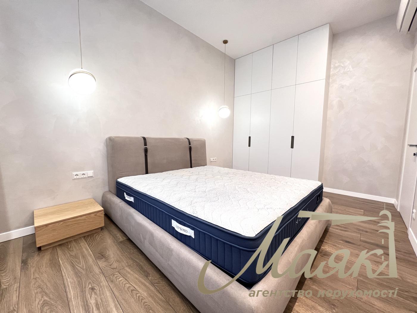 Оренда заміського будинку на Осокорках у котеджному містечку "Блакитна Лагуна"