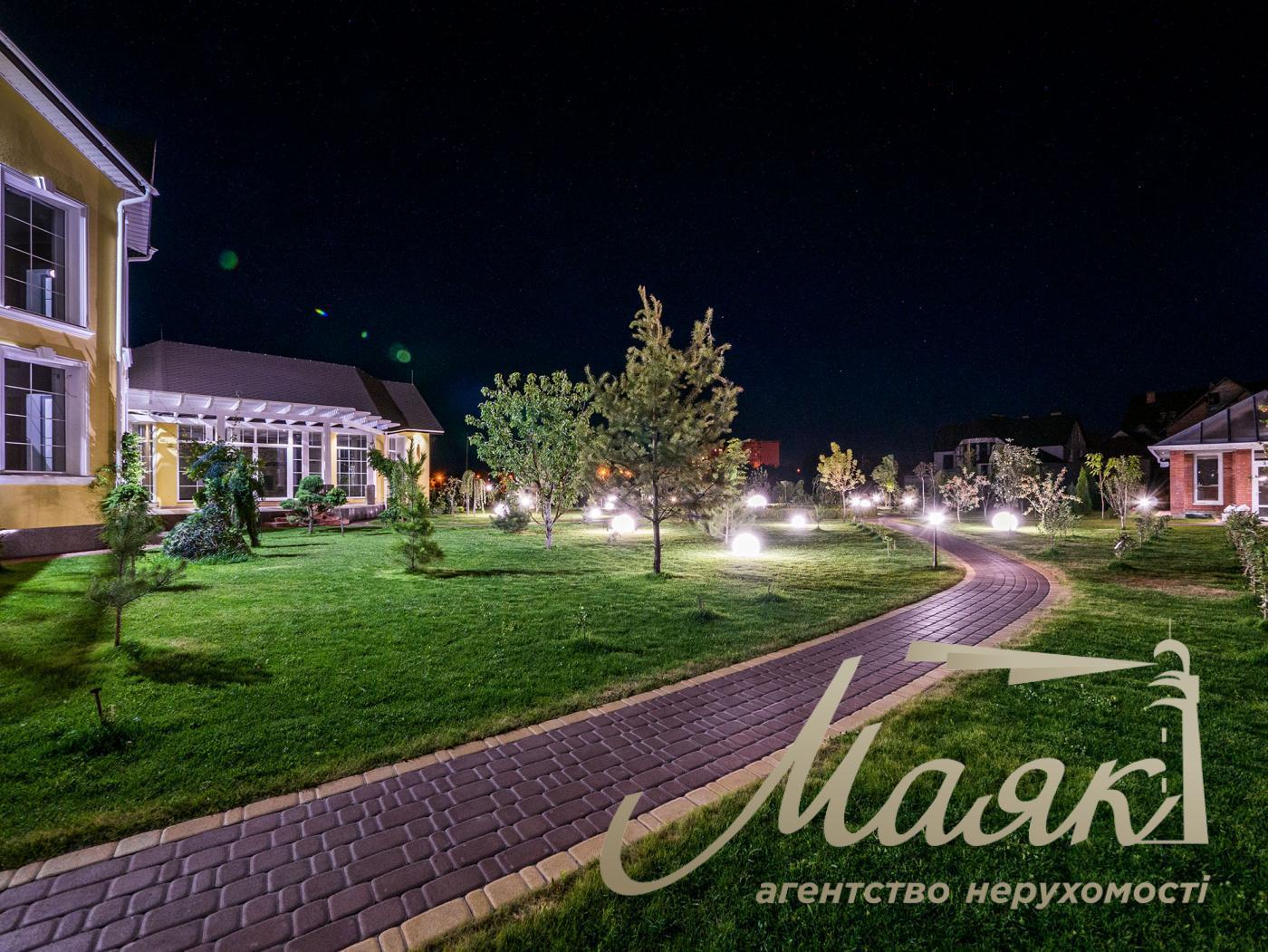 Rent of 3-storey house (840m2) s.Kozin