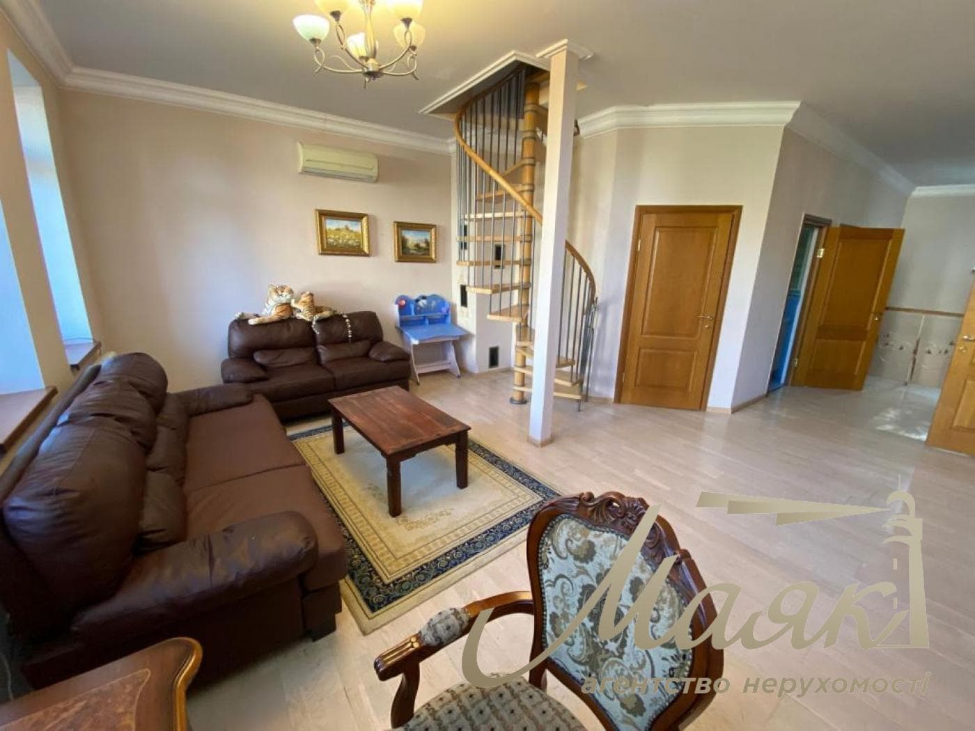 Оренда 3-поверхового будинку (250 м²) у Лесниках