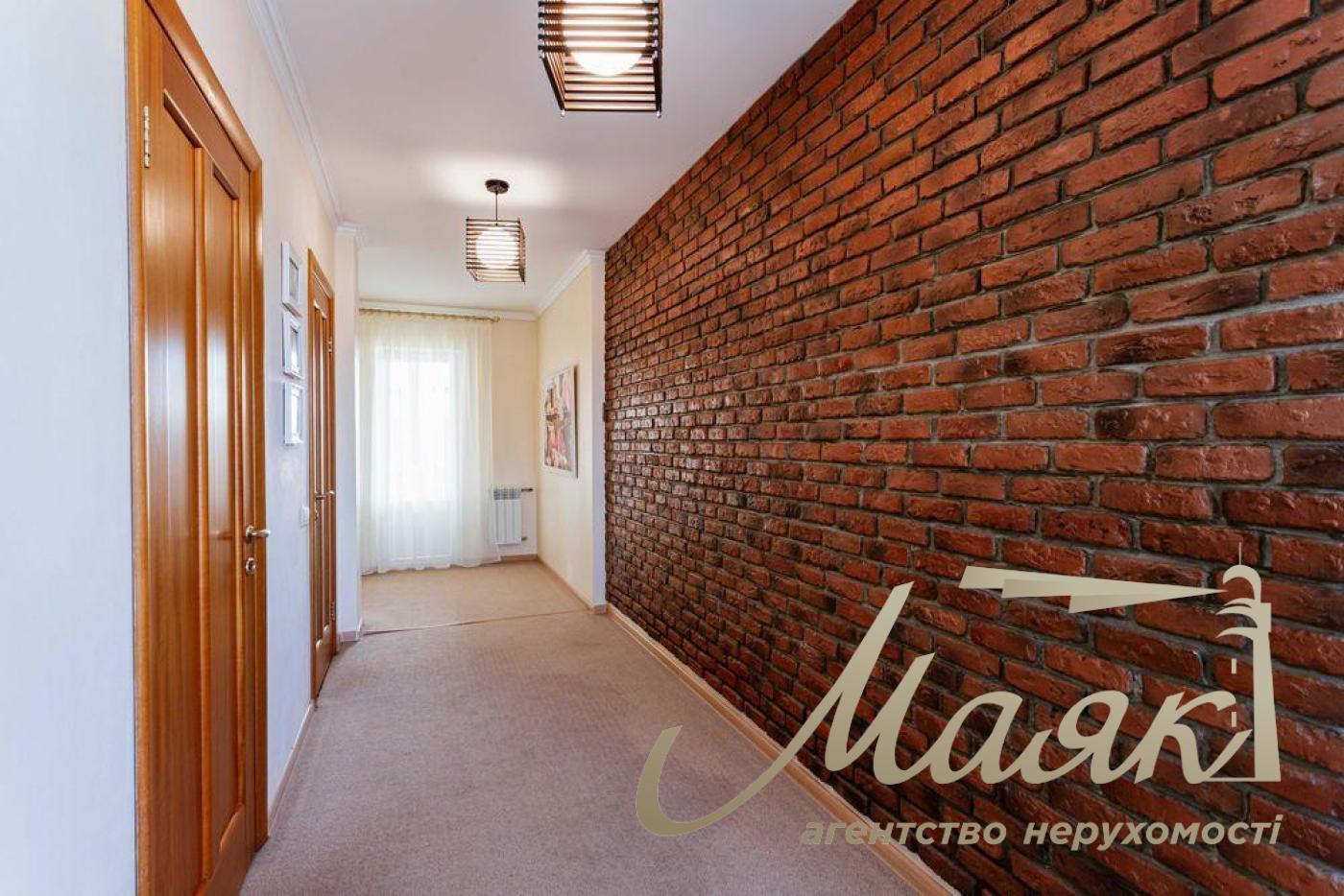 Продажа просторного дома 330м2 с бассейном, 12 соток, рядом озеро и лес в с. Романков.