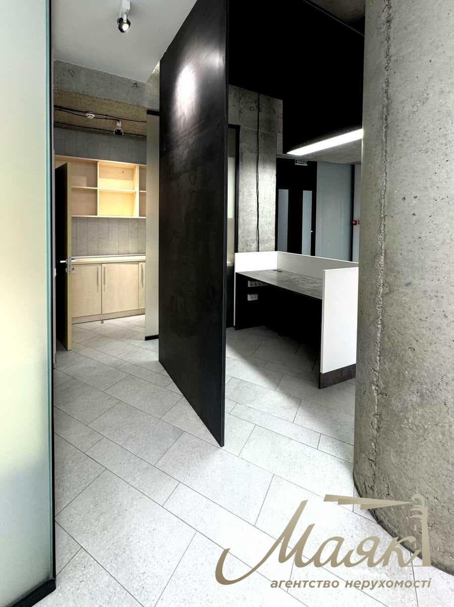 Modern office space (180 m²) for rent in the "Volna" Business Center, 36D Konovaltsa St.