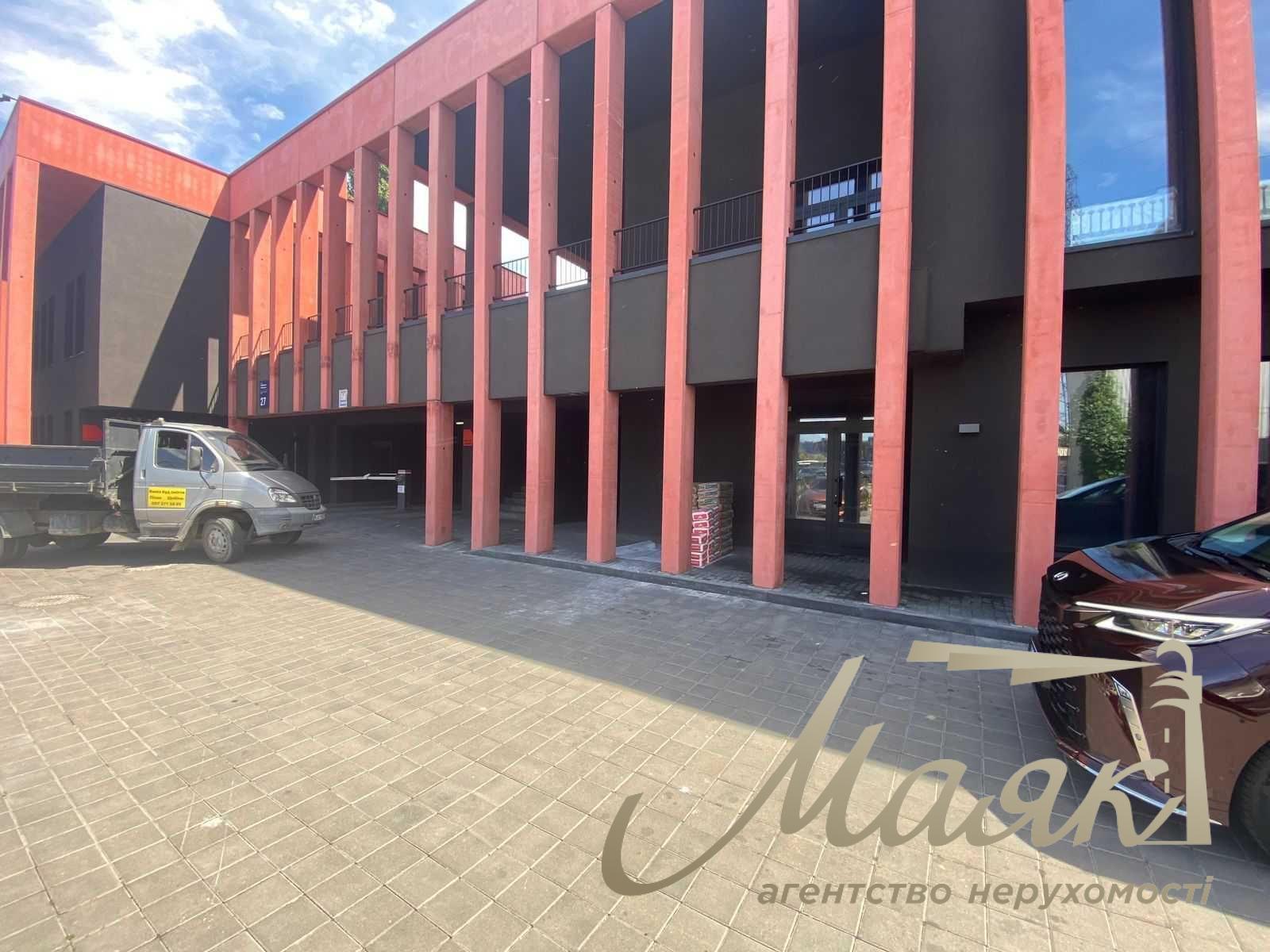 Аренда фасадного помещения 318 м² с рампой и парковкой — отдельностоящее здание