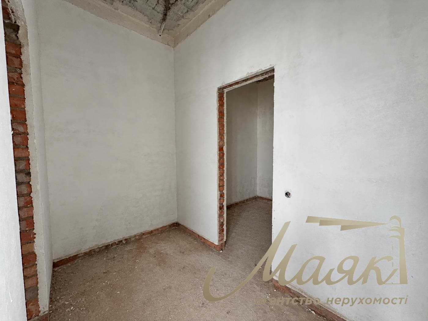 3-story house for sale, 325 m², village of Plyuty