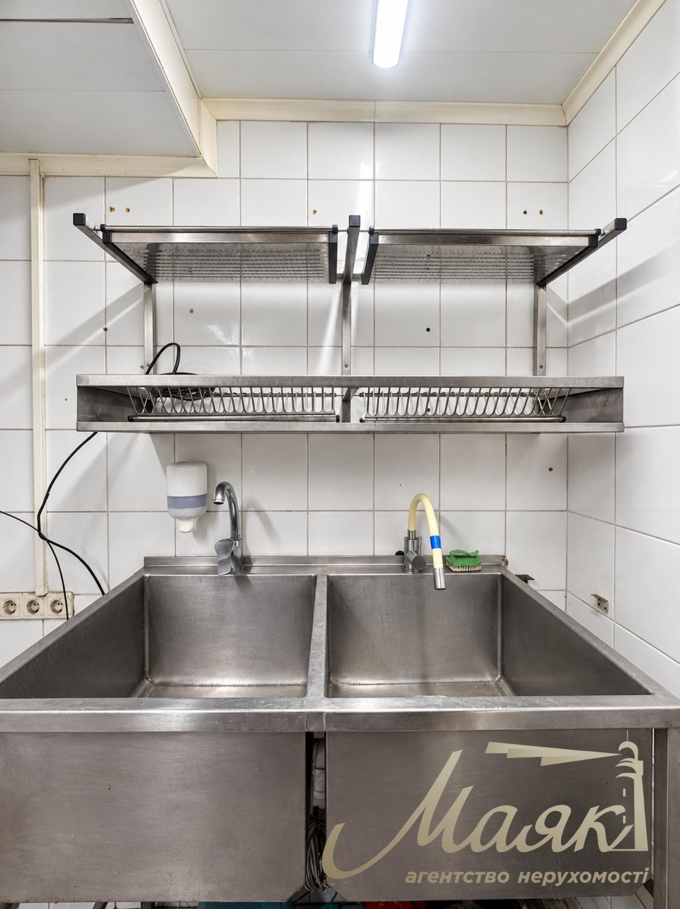 Оренда будинку площею 450 м² у с. Козин/Конча-Заспа, КГ «Сосновий бір», 20 соток, басейн, лазня, Обухівський напрямок, Київська область.