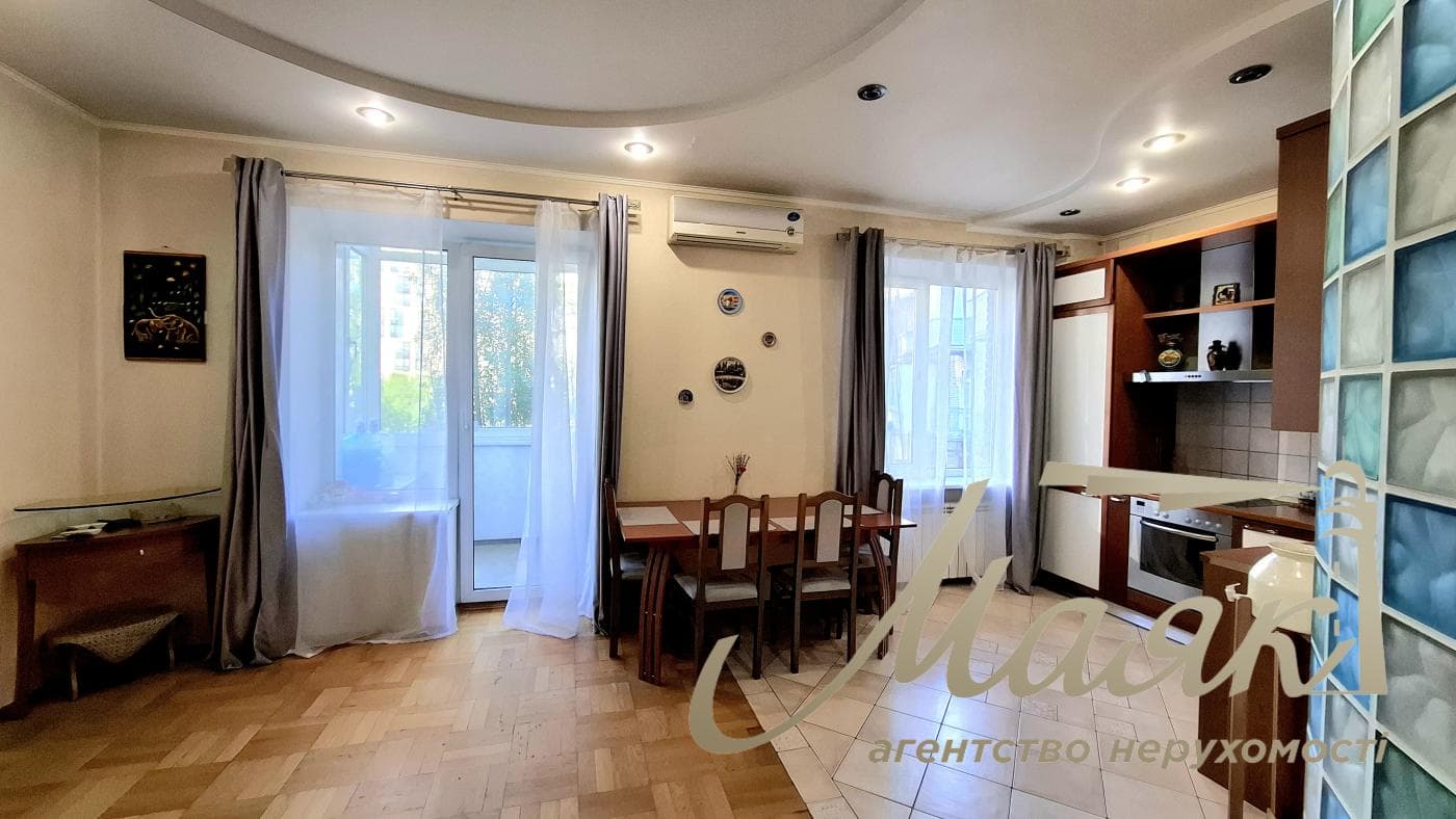 Rent a renovated 3-bedroom apartment in Kyiv, Right Bank, Solomyanskyi District, 40 Lypkivskoho St., Vokzalna Metro Station