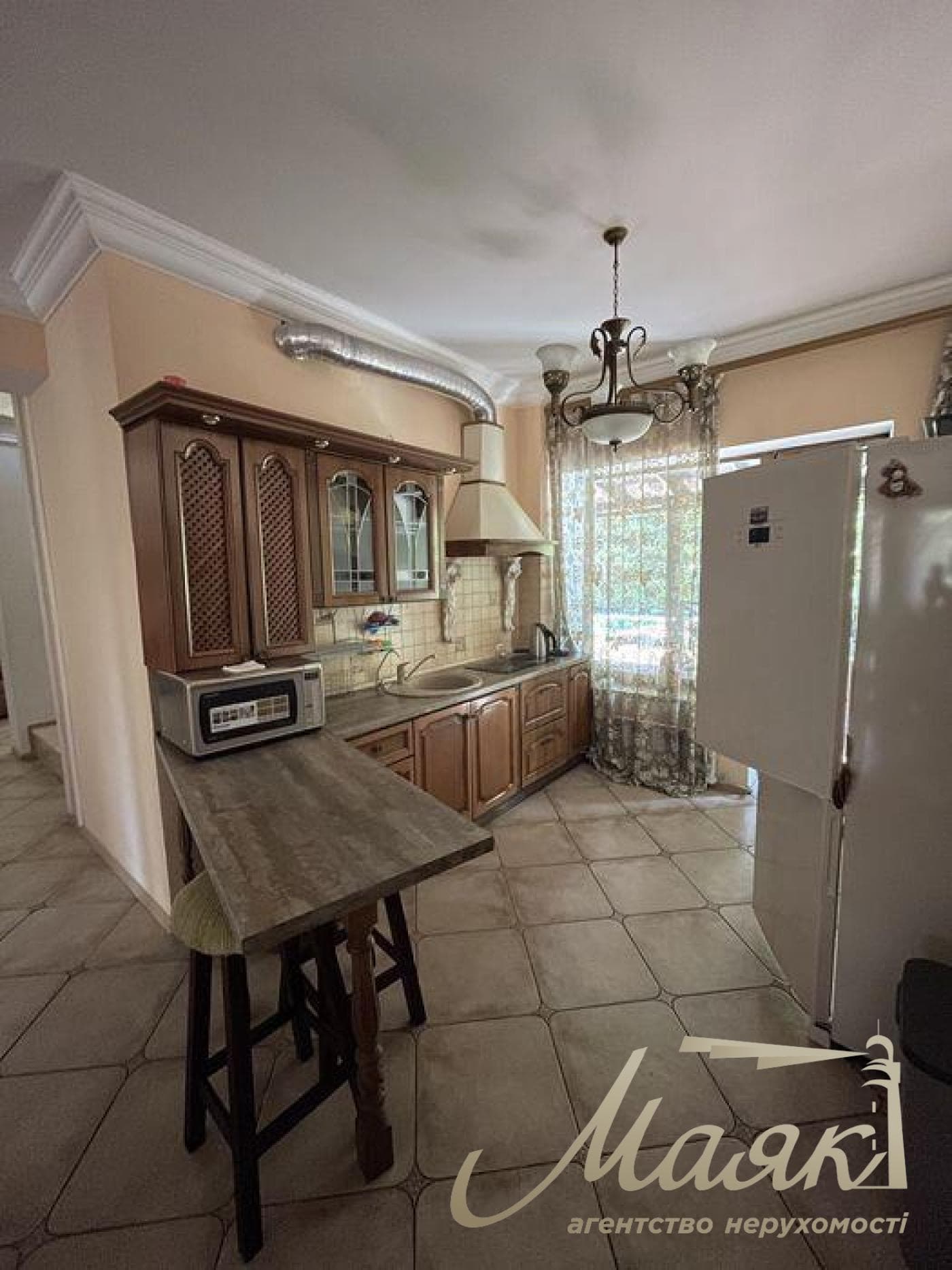 Оренда 3-поверхового будинку (250 м²) у Лесниках