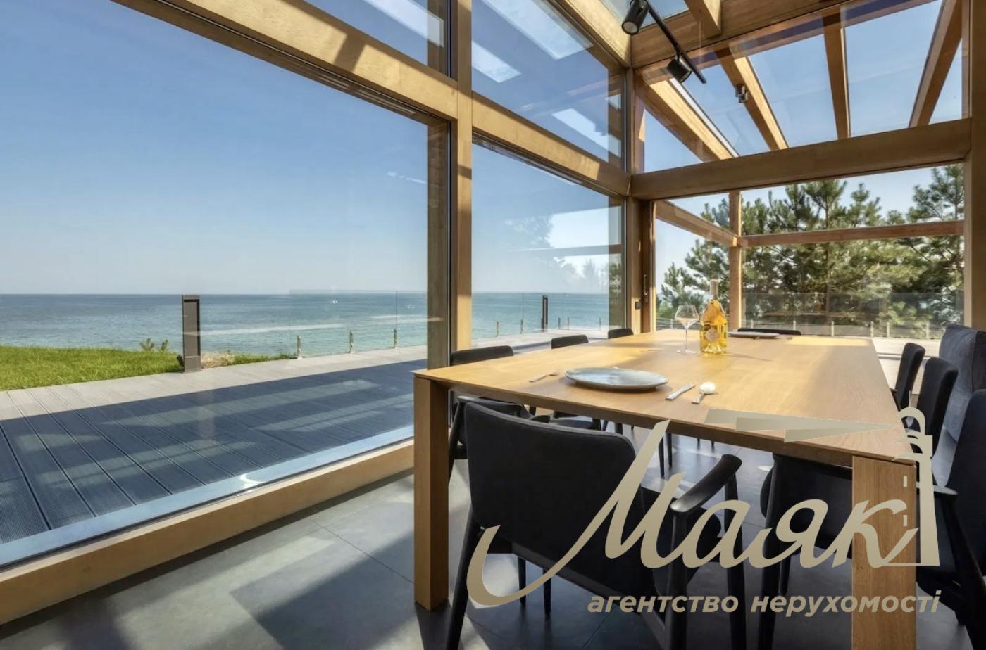 Продаж будинку Джеймса Бонда