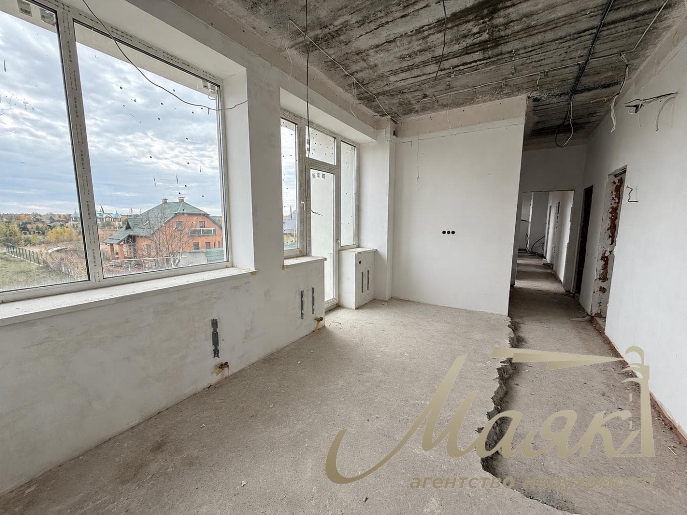 3-story house for sale, 325 m², village of Plyuty