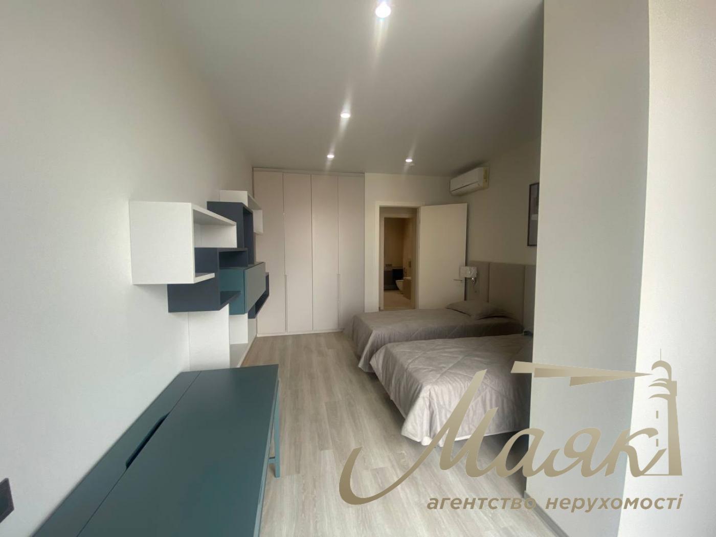 Rent of a 4-room apartment in the Atlantic residential complex at 118 Antonovycha Street, Palace of Ukraine.
