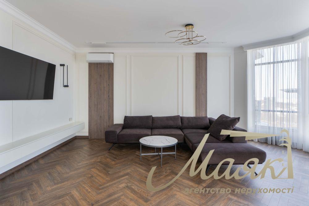Rent two-storey penthouse with terrace in Pecherskaia