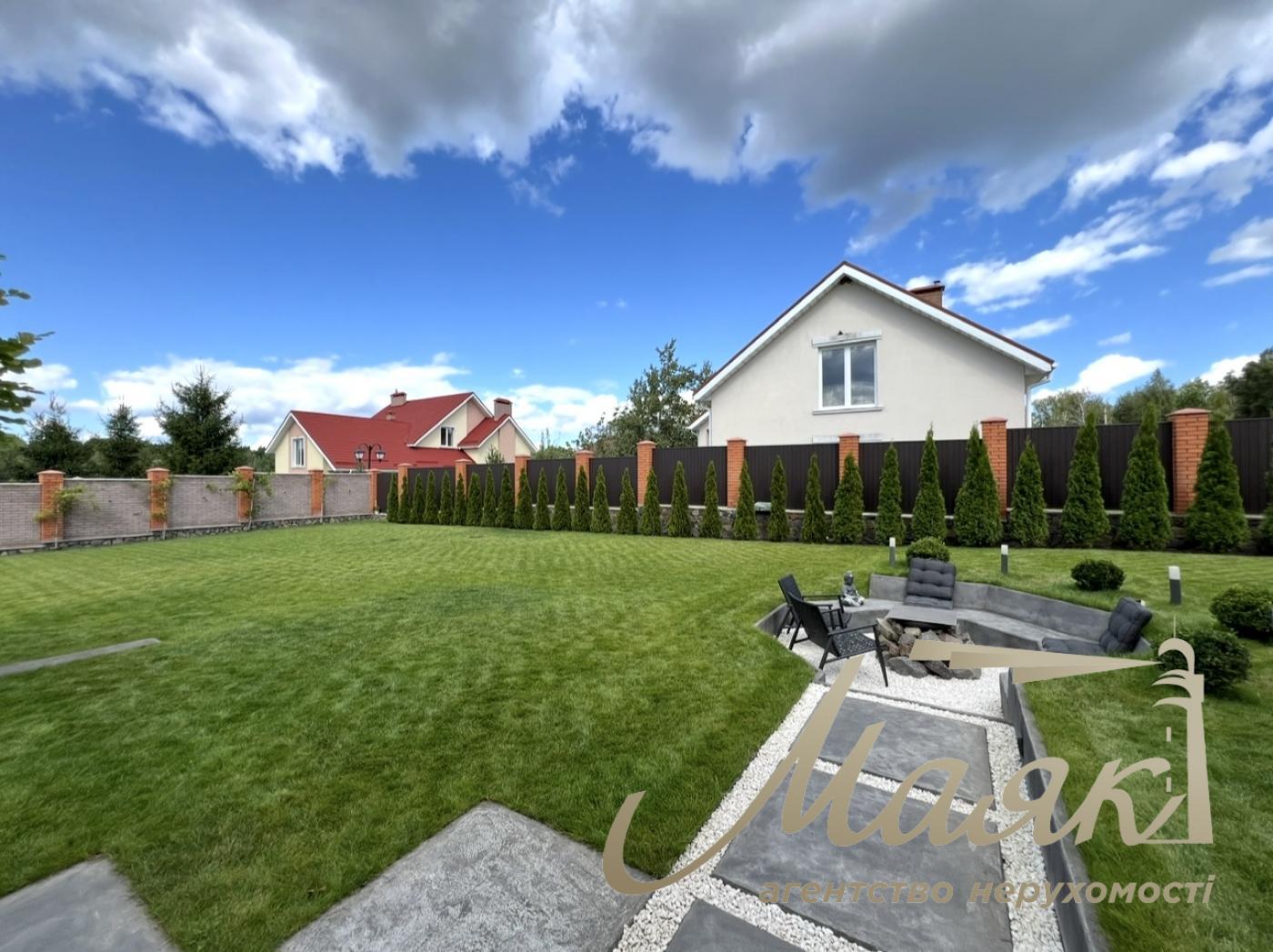 House for sale with designer renovation 356m2 in Ivankovichi