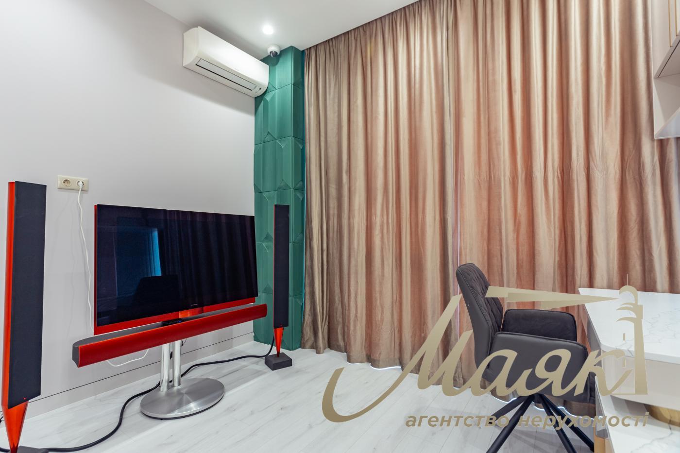 Продаж пентхауса 195 м² з терасою та дизайнерським ремонтом у ЖК Park Avenue VIP, Київ