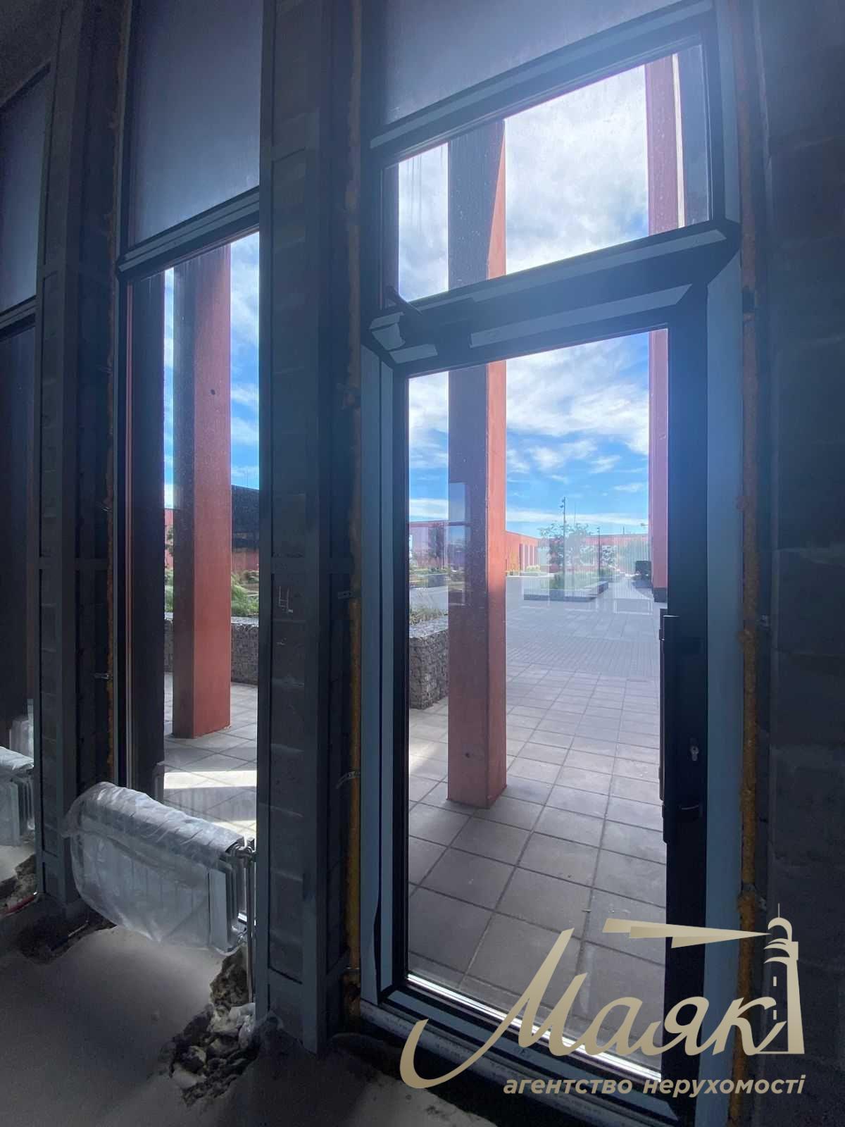 Аренда фасадного помещения 318 м² с рампой и парковкой — отдельностоящее здание