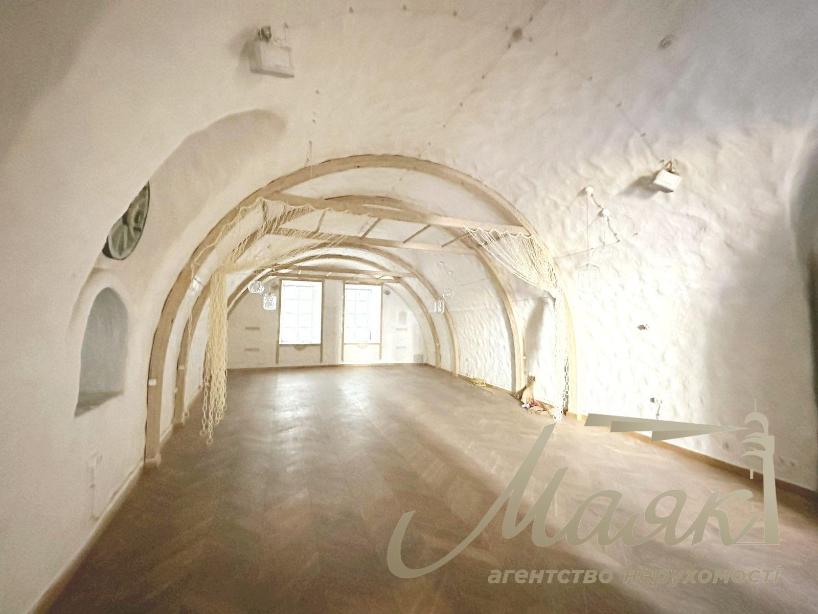 Rent of facade commercial premises m.Pecherskaya 200-600m2